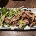 酒場 がんぎ屋 - 鶏モモたたき 柔らかくてジューシー