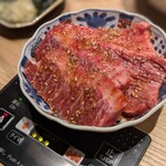 #にくといえばまつだ - 手前ハラミ、奥ロース