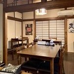 川庄 - 店内②（小上がりのテーブル席）
