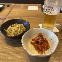 炭火焼肉ホルモン うしごろ 中目黒店 - もやしナムル　コリコリ大根キムチ