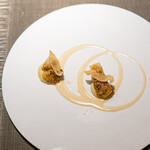 エクアトゥール - 平貝と砂肝 賀茂茄子のピューレ、 西京味噌に漬けたフォアグラのソース