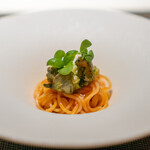 エクアトゥール - スモークしたトマトソース ジェノベーゼで和えたつぶ貝のフェデリーニ