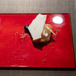 エクアトゥール - バニラのブランマンジェ 宮崎のライチとピンクグレープフルーツ 杏仁のアイスクリーム メレンゲ オリーブ