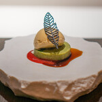 エクアトゥール - 抹茶のミルクレープ いちごのソース 黒蜜のソース 和三盆のアイス 竹炭のチュイール