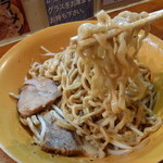 ラーメン モノノフ - タレが極太平打ち麺によく絡むまぜそば