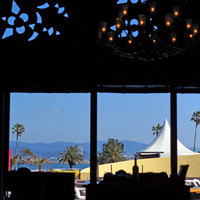 The lounge on the water - 日差しが入る店内