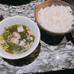 焼肉 宮中 - ごはんとわかめスープ