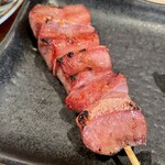 秋元屋 - 半生のレバーのような柔らかさでタンって言われなければわからない絶妙の焼き加減のタンです。