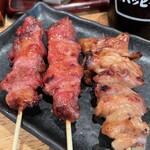 秋元屋 - 味噌だれのカシラだけ毎回２本ぜったい頼みます。右側はシロです。