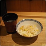 根津 焼鳥 照隅 - とうもろこしご飯と鶏皮ととうもろこしのスープ