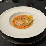 ラ ターブル ドゥ ジョエル・ロブション - 帆立貝のソテーに白瓜に冷たいトマトのガスパチョを注いで。やはりお国が隣同士だからか、スペインの夏の定番スープ ガスパチョを取り入れた前菜