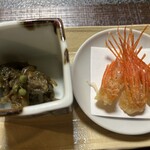 美国観光ハウス - 鮑の肝と玉葱の山椒煮と海老の足の唐揚げ