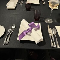 ラ ターブル ドゥ ジョエル・ロブション - ラ、ダーブルはパープルが看板色