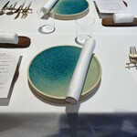 山地陽介 - テーブルに着席