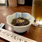 どぜう・四季料理 やぶや - もずく酢（お通し）
      今日のような油照りの蒸し暑い日には、もずく酢と冷た〜い生がサイコーです！