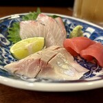 どぜう・四季料理 やぶや - お刺身三点盛り（値段不明）
      鮪、〆鯵、シマアジ。ご覧のとおりの美しいお刺身♪