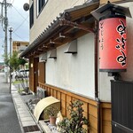 どぜう・四季料理 やぶや - 赤提灯がやぶやが居酒屋であるというアイデンティティです(^^)逆さまの「やぶや」の文字が粋ですね♪