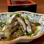 どぜう・四季料理 やぶや - セグロイワシ漬（¥640税込）
      生姜がとっても爽やかで魚臭さなど皆無、上品な薄味の漬けに仕上がっています(*´༥`*)ｳﾏ~♪