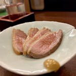 どぜう・四季料理 やぶや - 鴨ロース（¥880税込）
      とにかくしっとりジューシーな絶妙なる火入れ(ﾟдﾟ)ｳﾝﾏｰ!!
      丁寧に焼かれた皮目もGooദി˙◡･)
