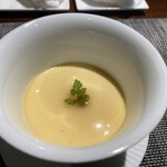 INUI - 説明が聞き取れず、何か分かりませんでした。スープではなく茶碗蒸し？風。