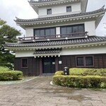 INUI - 入り口付近