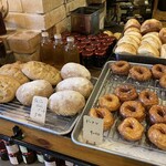 BARU 竹末 - ゴルゴンゾーラと林檎のパン、ドーナツ。