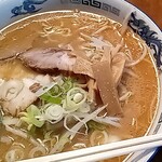 ラーメン秀来 - みそラーメン　みそラーメンにはもやしが入ってて、なるととのりがない