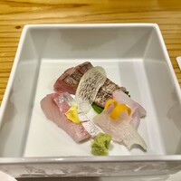 鮨 水魚 - お刺身の盛り合わせ。脂の乗りがすごくてゴリゴリで美味しかった〜