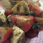 ジュイップ - 前菜盛り合わせ②トマトとモッツァレラチーズのマリネ