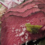 ジュイップ - 牛たんの昆布〆は、粗塩と柚子胡椒、香味野菜で食べます