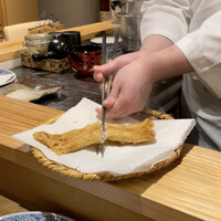 天ぷら浅沼 - あなご。揚げたてをご主人が、目の前で箸でパス！っとしてくれます。美味しい演出！