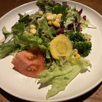 パージナ イタリアン ファイアワークス プラス カフェ ～薪焼きイタリアンとワイン～ - 忙しいのかサラダの盛り付けが(＞人＜;)