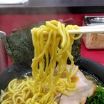ラーメン 杉田家 - 麺アップ