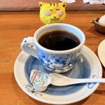 喫茶 アルマ - ホットコーヒー　※陶器製の容器で、たっぷり入ってます、しかも濃厚