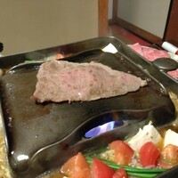 牛幸 本店 - 軽く炙るくらいで十分!　回りのキムチ風スープがこれまたウマし♫