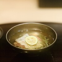ぎんざ 一二岐 - ②【椀】
                    吸い地：鰹強め
                    種：太刀魚
                    妻：梅を練り込んだ素麺
                    青味：山形産潤菜
                    吸口：酢橘