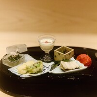 ぎんざ 一二岐 - ③【八寸】
                      ピュアホワイトの擦り流し、マイクロトマトのせ
                      金糸瓜+モロヘイヤ+大葉+麩のお浸し
                      万願寺と牛タンの時雨煮
                      穴子の一夜干し白焼き
                      鱧お天ぷら2種（大葉巻+醤油+醤油塩かけ、梅肉挟み）