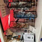 ラーメン・餃子 250 - 店内③（券売機の左）