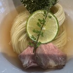 ヨコクラストアハウス - 味玉は麺の下に隠れてました。