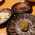 オーロックス - 薬味　刻みニンニク、泡醤油、柚子胡椒