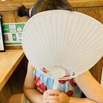 大鷹ラーメン - メニューとうちわが置いてあります