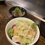 鉄板焼 寅兎午 - お通しとシーザーサラダ