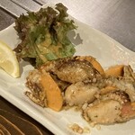 鉄板焼 寅兎午 - 帆立のガーリックバター焼き