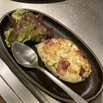 鉄板焼 寅兎午 - 焼きポテトサラダ