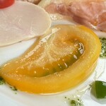 JiProign - パプリカにしてはなんか怪しいと思ったけど、ハムをよけてみたらトマトだった^_^。トマト本来の香りと酸味とジュレ的食感。これはきっと、市販されていない。