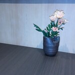 瀬戸内味覚処 芸州 本店 - テーブル奥のお花です。