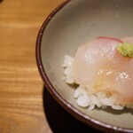 日本料理FUJI - 肉厚なハタの食感をグリップすると引き出される甘みと旨味。酢飯がさらに引き立てるように、終盤ながら重たく感じさせない気の利く小丼。