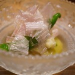 日本料理FUJI - 箸休めとして、生姜がさっぱりとした味わいを導きながら、削りたての鰹節がエアリーな香りを茄子の身に深みを与える。