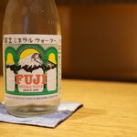 日本料理FUJI - ◉富士ミネラルウォーター
      お店にぴったりとさせるラベルです。