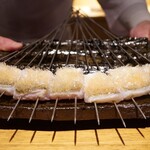 日本料理FUJI - 白甘鯛は焼津の釣りもの。既に鱗側だけが揚げられている。